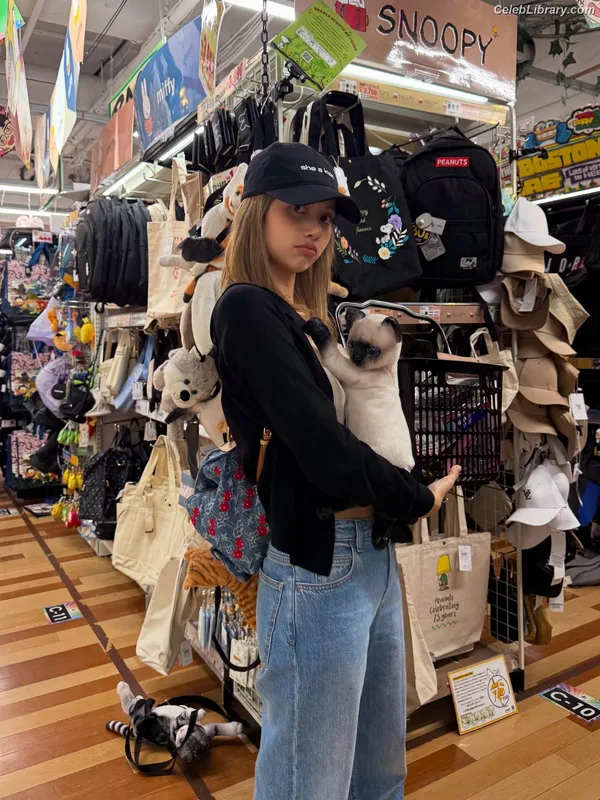 Lisa  BLΛƆKPIИK (Blackpink) photo 1 of 6190