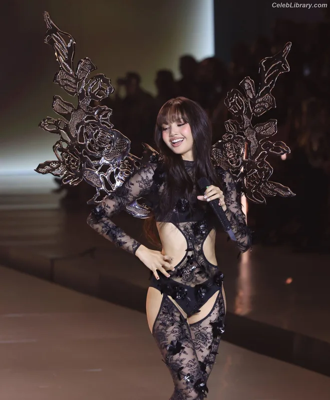 Lisa  BLΛƆKPIИK (Blackpink) photo 18 of 6190