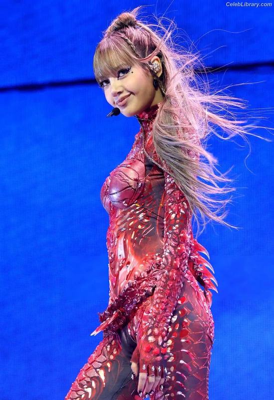 Lisa  BLΛƆKPIИK (Blackpink) photo 23 of 6190