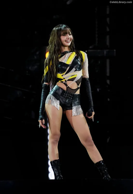 Lisa  BLΛƆKPIИK (Blackpink) photo 21 of 6190