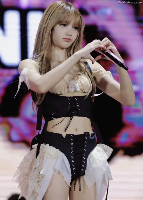 Lisa  BLΛƆKPIИK (Blackpink) photo 11 of 6190