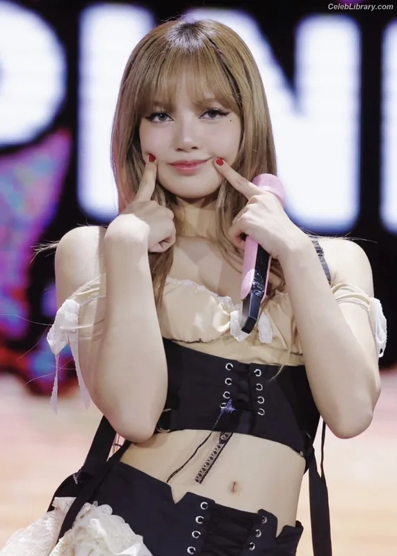 Lisa  BLΛƆKPIИK (Blackpink) photo 12 of 6190