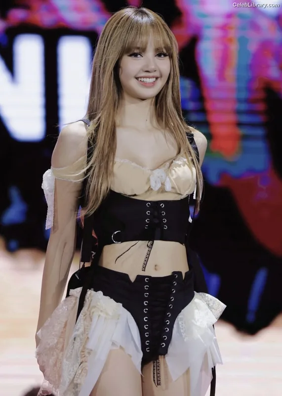 Lisa  BLΛƆKPIИK (Blackpink) photo 13 of 6190
