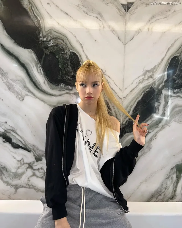 Lisa  BLΛƆKPIИK (Blackpink) photo 2 of 6190