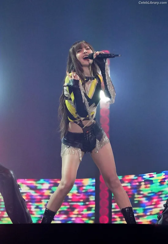 Lisa  BLΛƆKPIИK (Blackpink) photo 16 of 6190