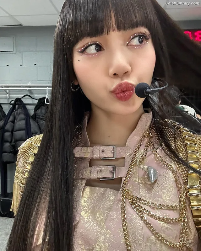 Lisa  BLΛƆKPIИK (Blackpink) photo 20 of 6190