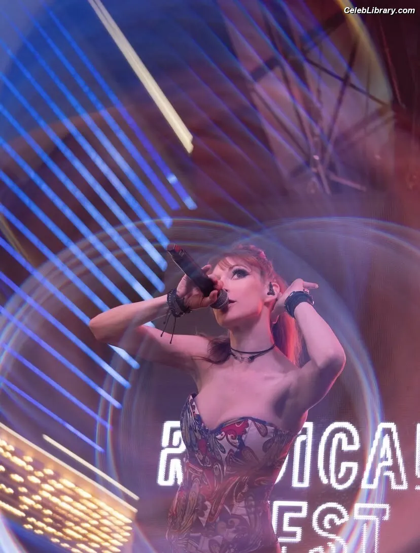 Lisa Foiles photo 5 of 707