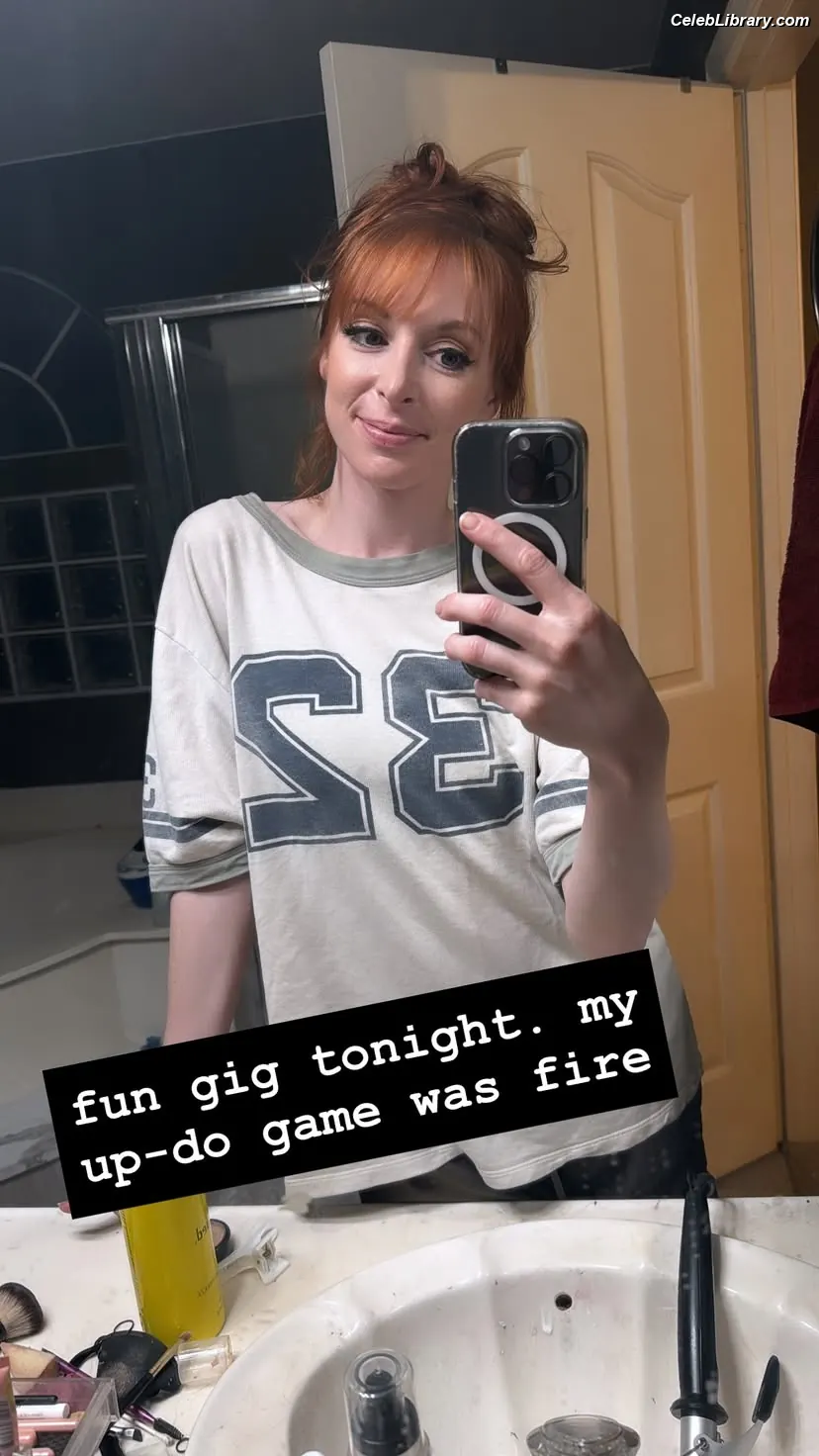 Lisa Foiles photo 7 of 707
