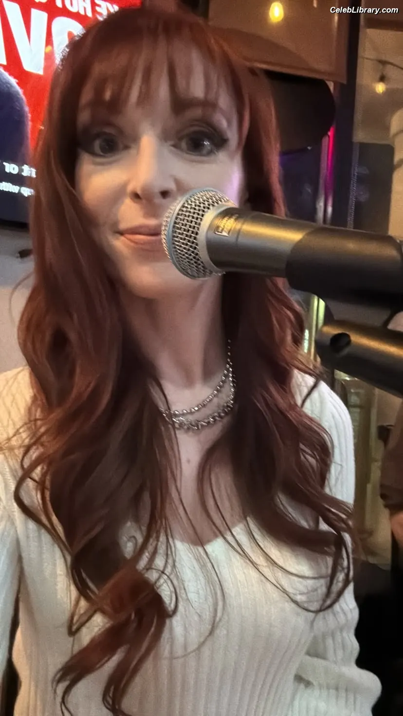 Lisa Foiles photo 3 of 707