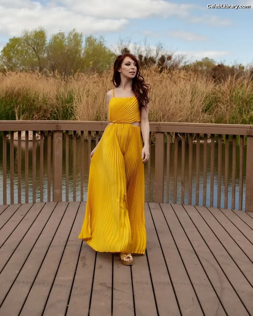 Lisa Foiles photo 5 of 707