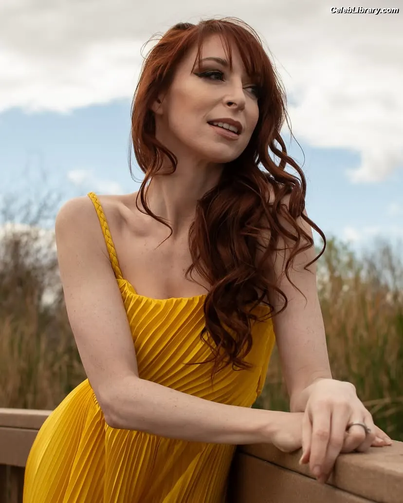 Lisa Foiles photo 6 of 707