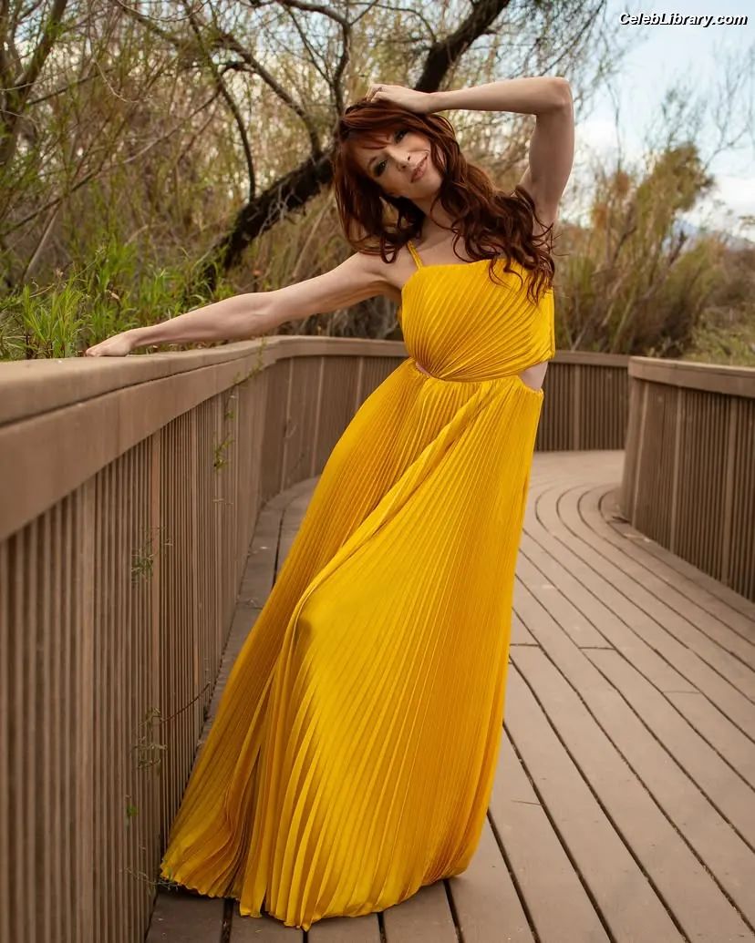 Lisa Foiles photo 7 of 707