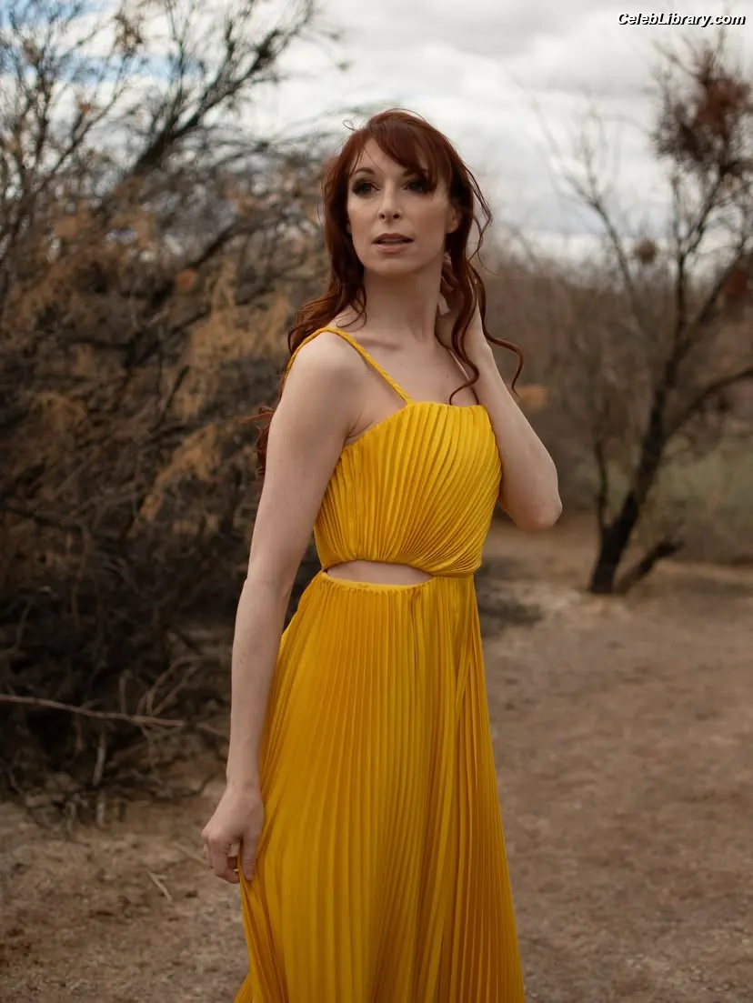 Lisa Foiles photo 16 of 707