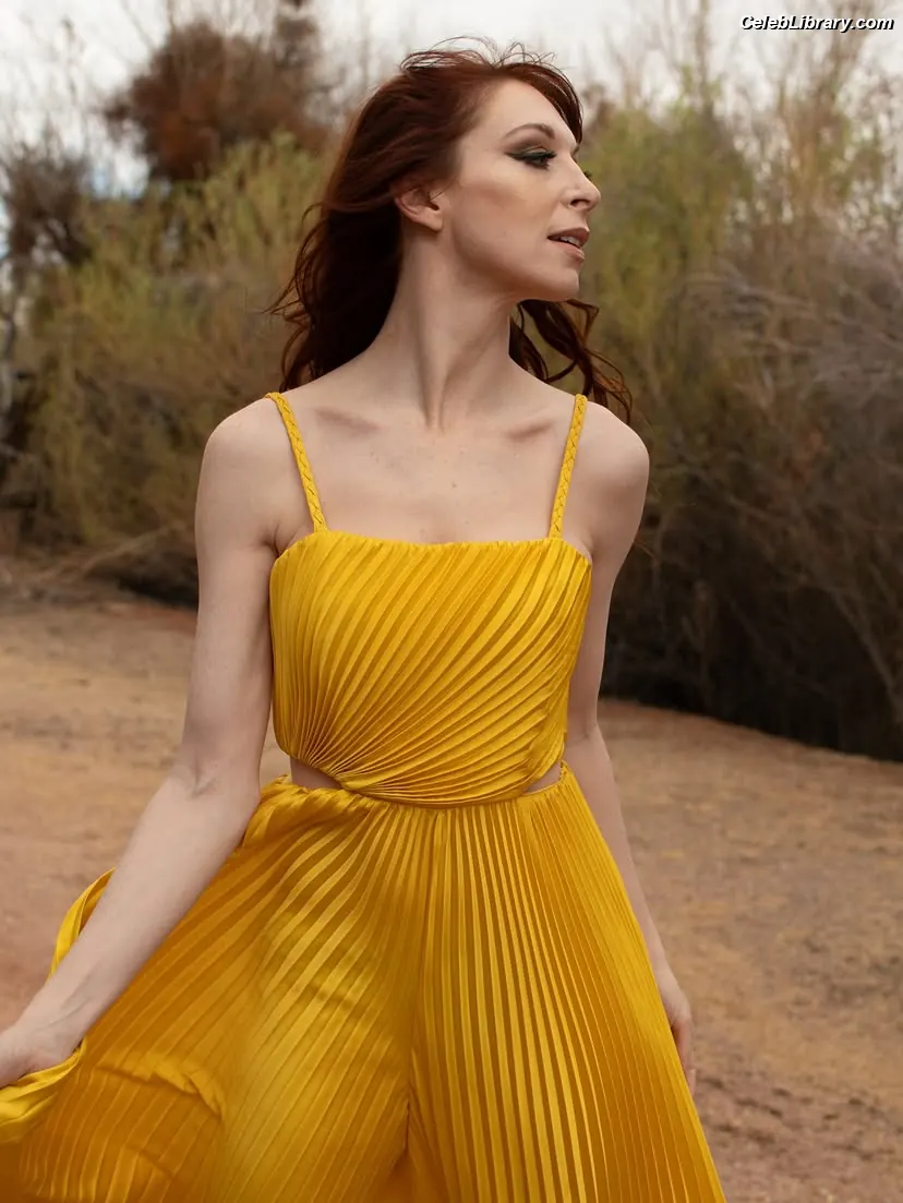 Lisa Foiles photo 6 of 707