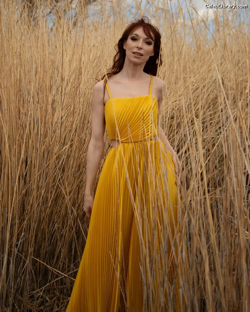 Lisa Foiles photo 11 of 707