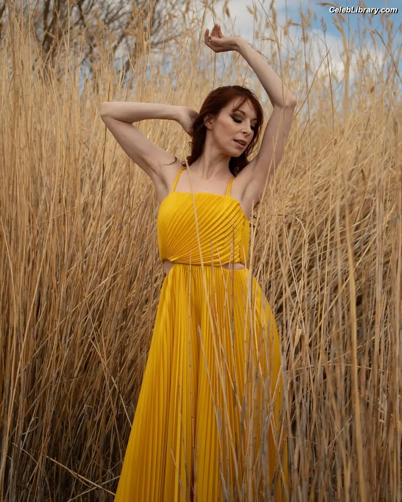 Lisa Foiles photo 12 of 707