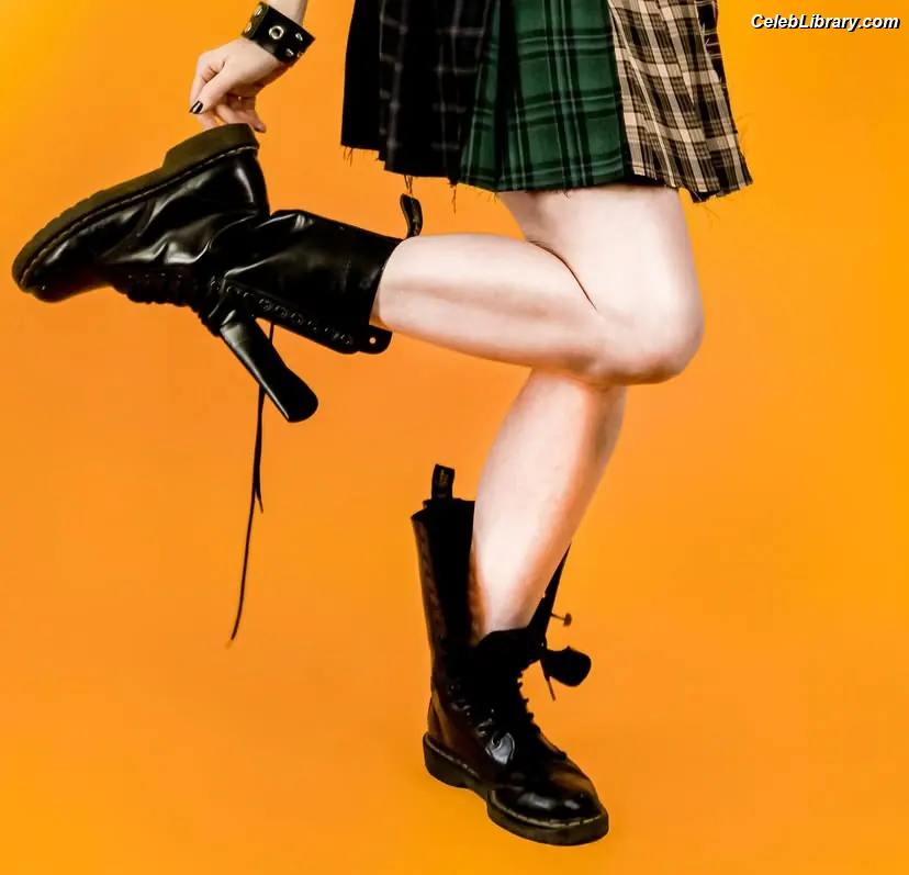 Lisa Foiles photo 8 of 707