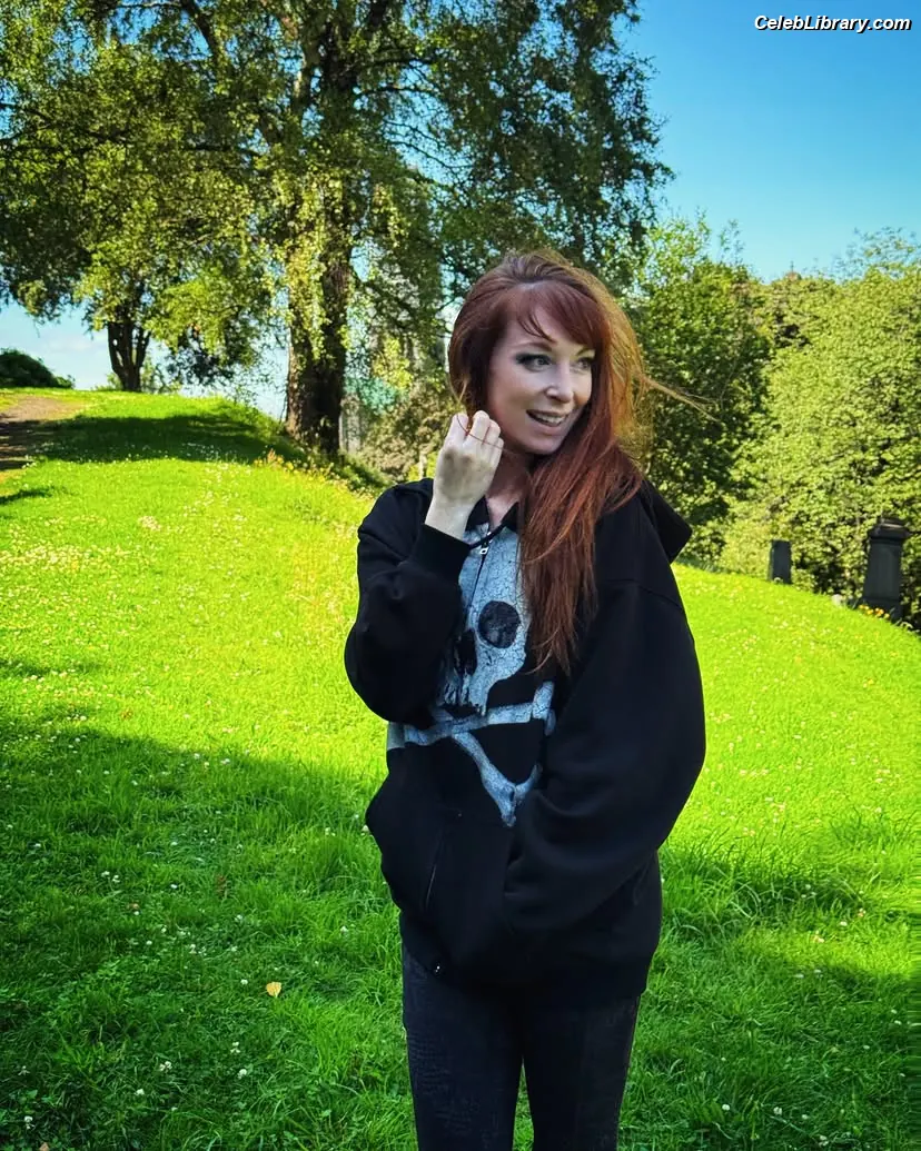 Lisa Foiles photo 4 of 707