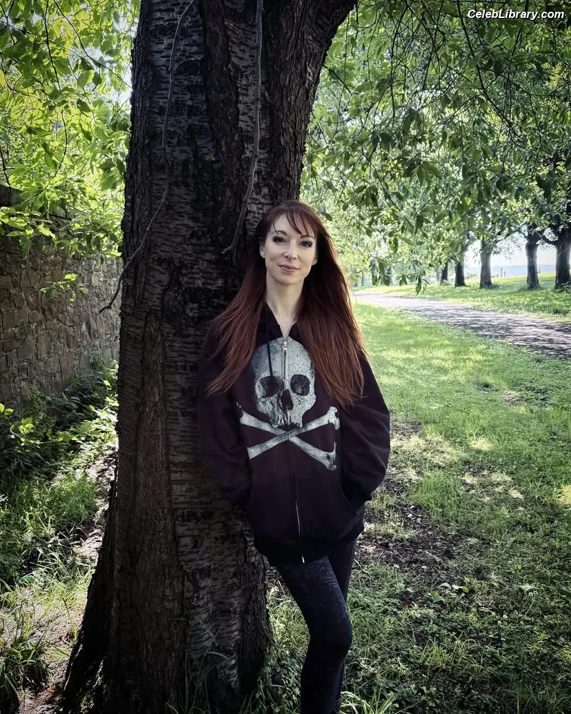 Lisa Foiles photo 8 of 707