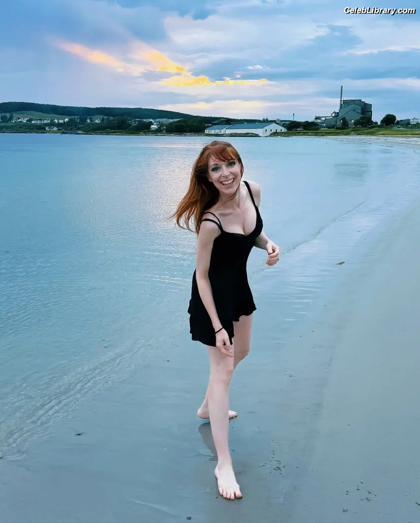 Lisa Foiles photo 17 of 707