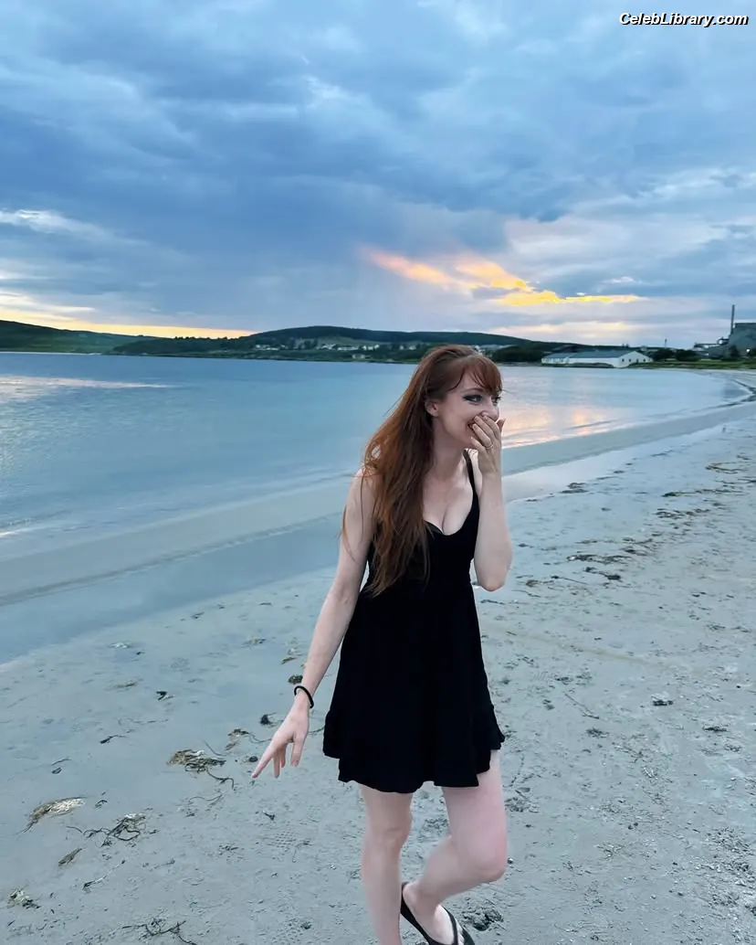 Lisa Foiles photo 18 of 707