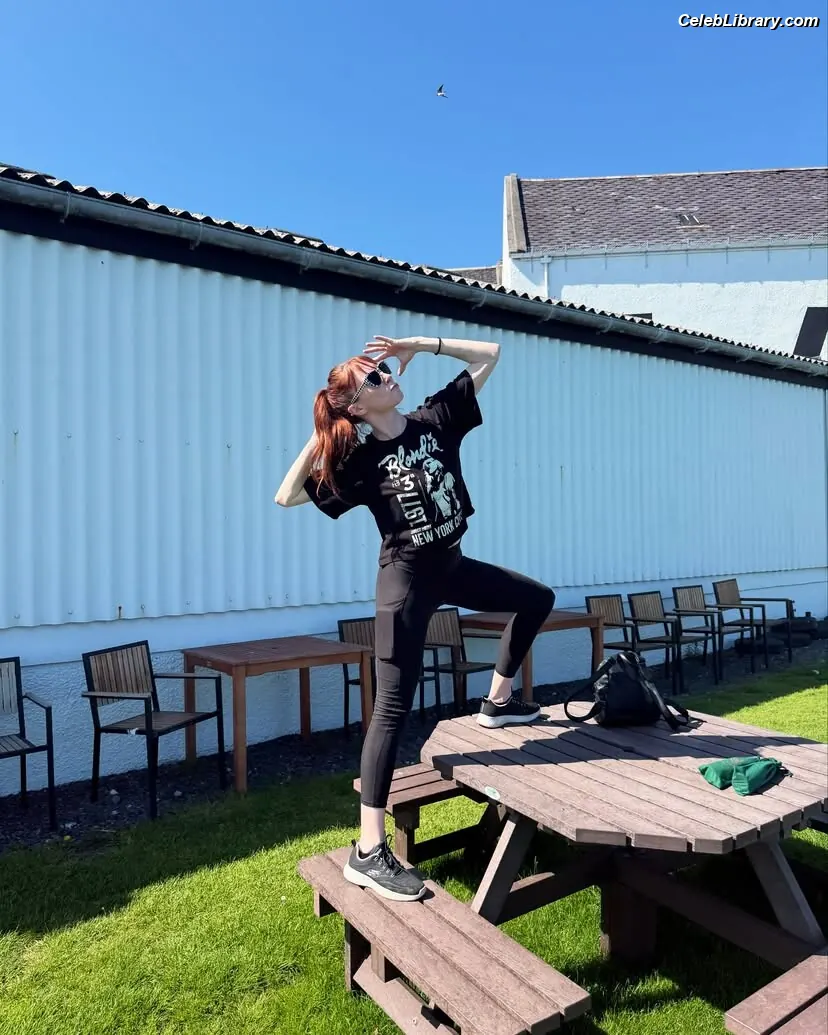 Lisa Foiles photo 7 of 707