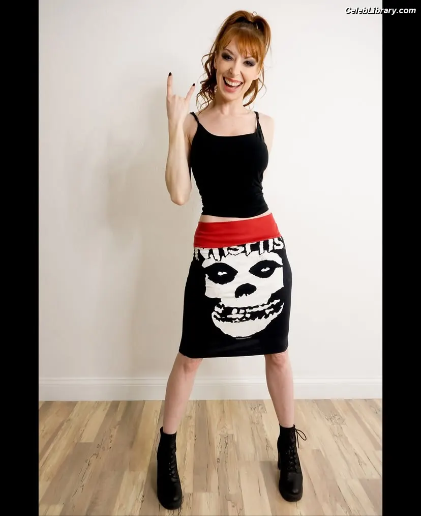 Lisa Foiles photo 3 of 707