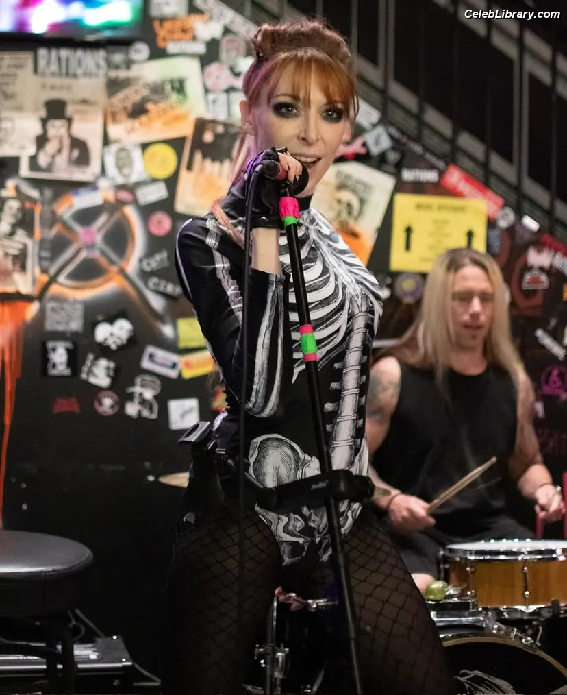 Lisa Foiles photo 17 of 707
