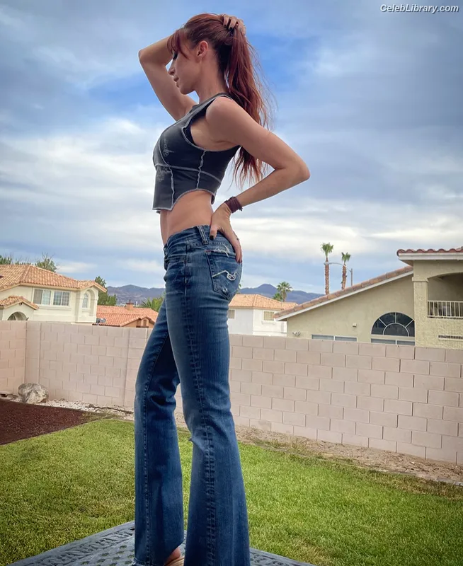 Lisa Foiles photo 12 of 708
