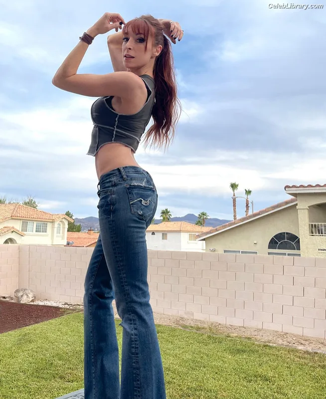 Lisa Foiles photo 14 of 708