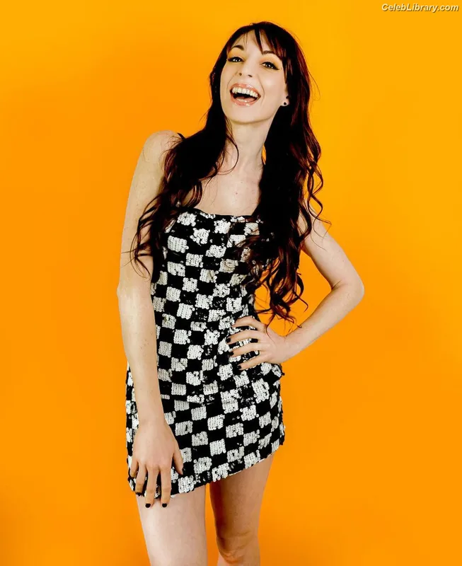 Lisa Foiles photo 11 of 708