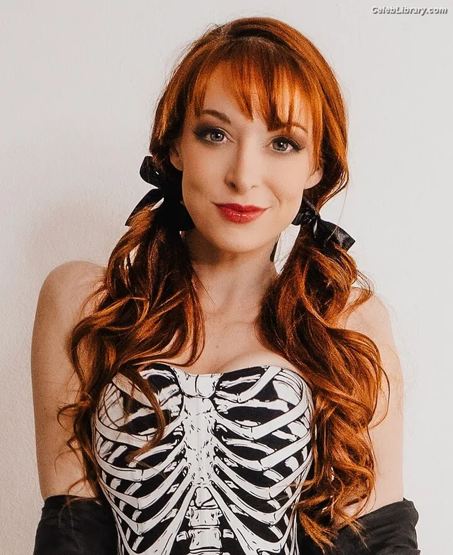 Lisa Foiles photo 3 of 708