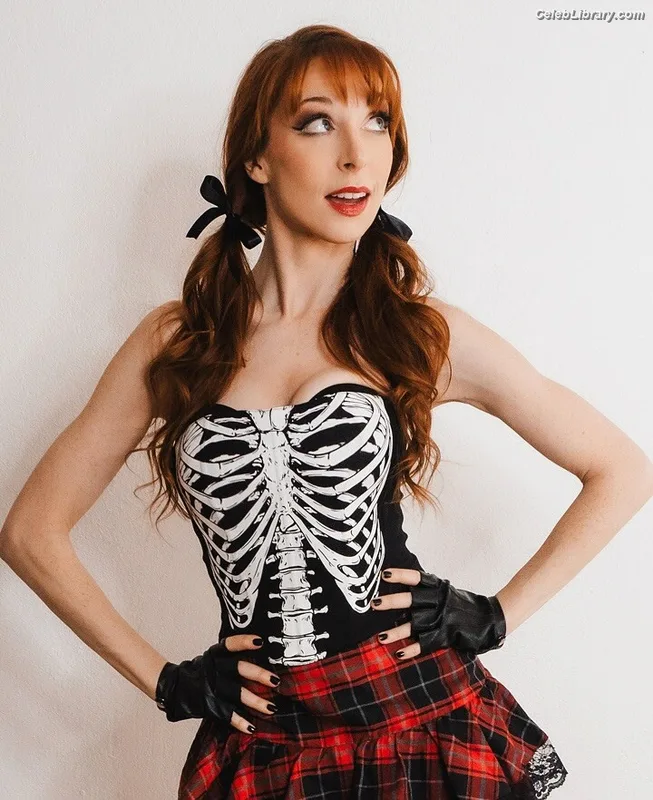 Lisa Foiles photo 5 of 708