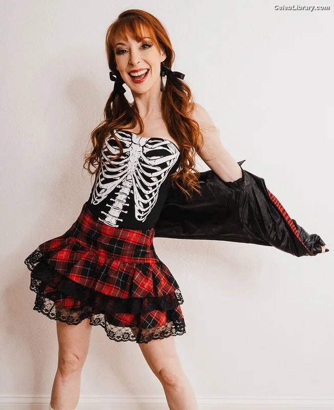 Lisa Foiles photo 6 of 708