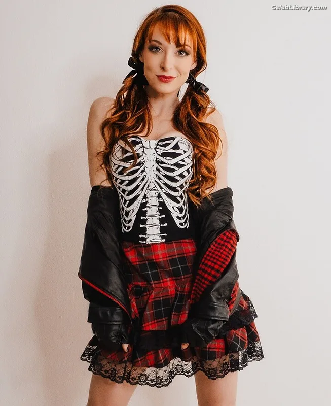 Lisa Foiles photo 7 of 708