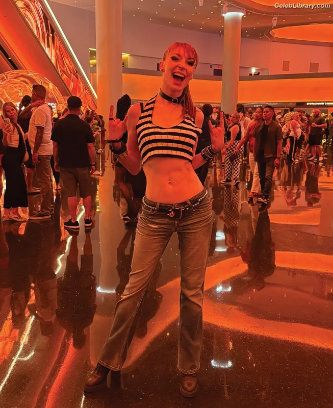 Lisa Foiles photo 5 of 708