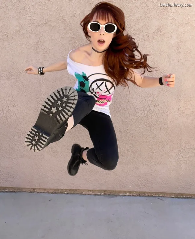 Lisa Foiles photo 8 of 708