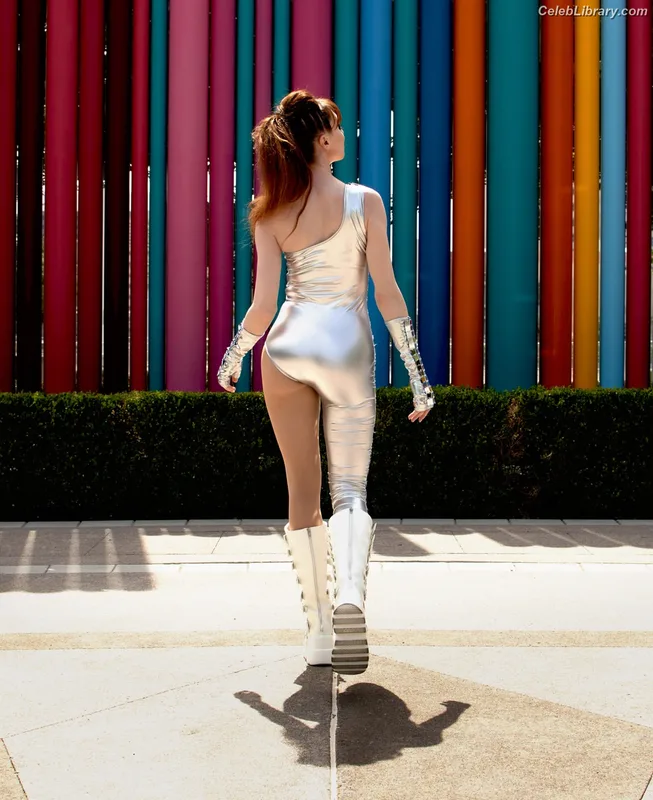 Lisa Foiles photo 11 of 708