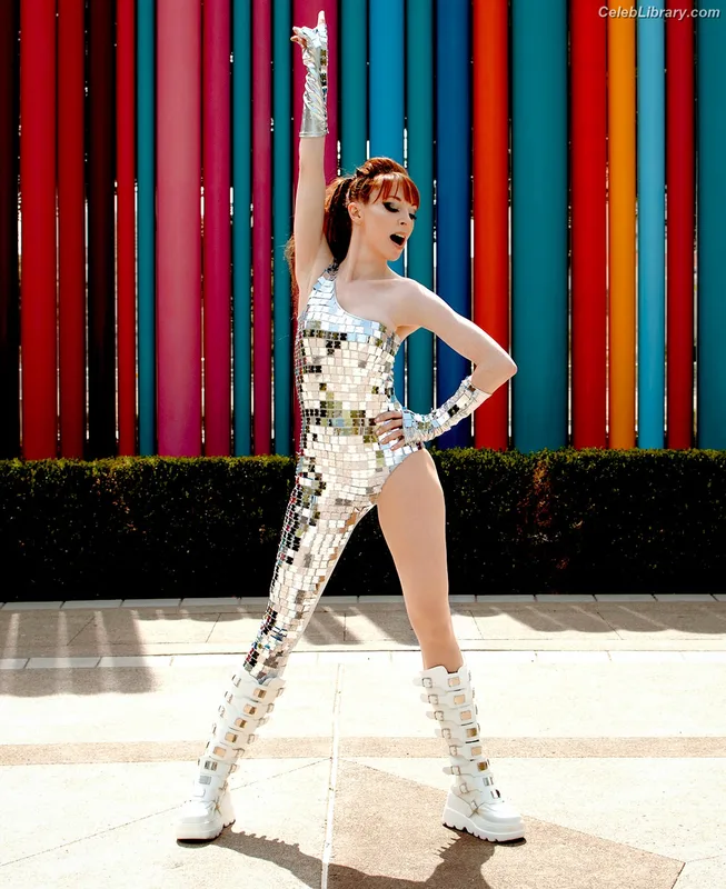 Lisa Foiles photo 12 of 708