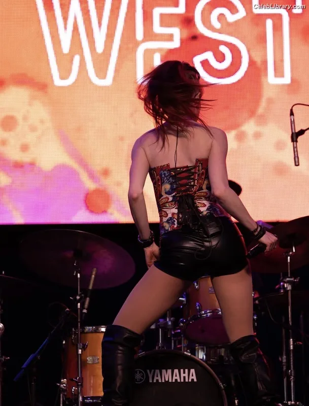 Lisa Foiles photo 4 of 708