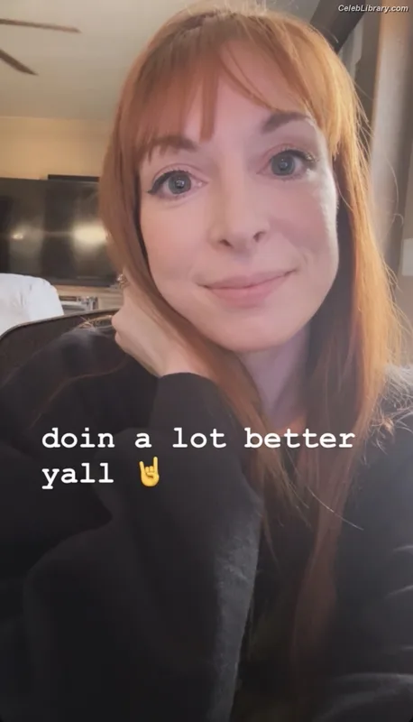 Lisa Foiles photo 16 of 708