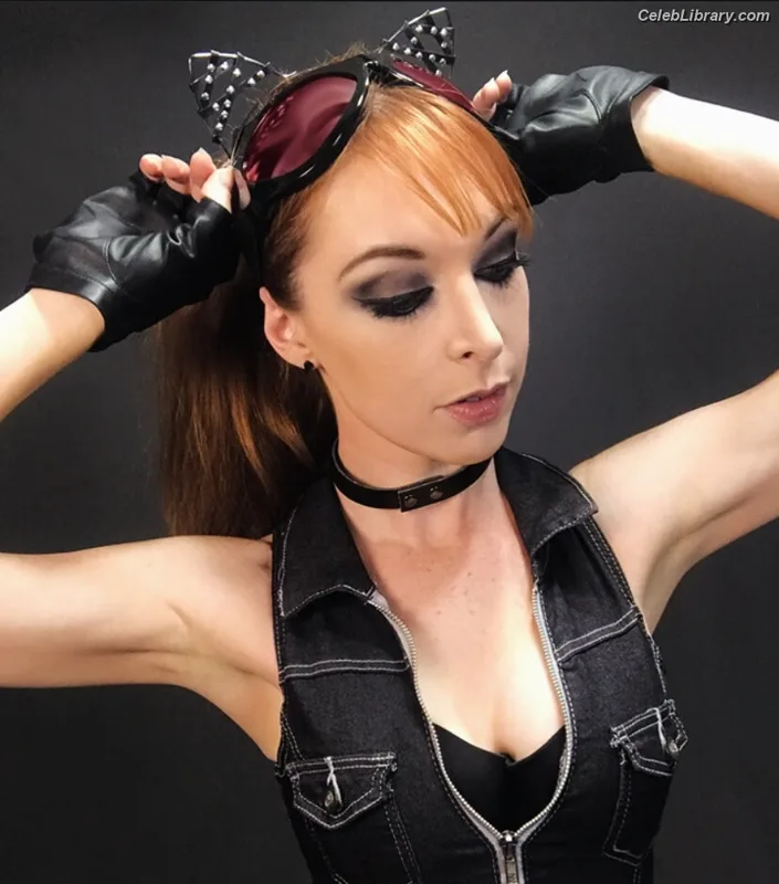 Lisa Foiles photo 2 of 708