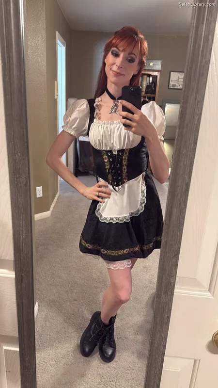 Lisa Foiles photo 3 of 708