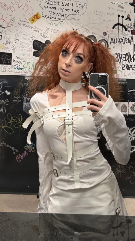 Lisa Foiles photo 13 of 708