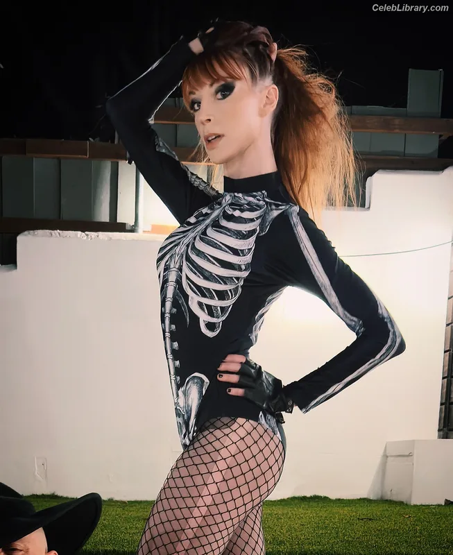 Lisa Foiles photo 23 of 708