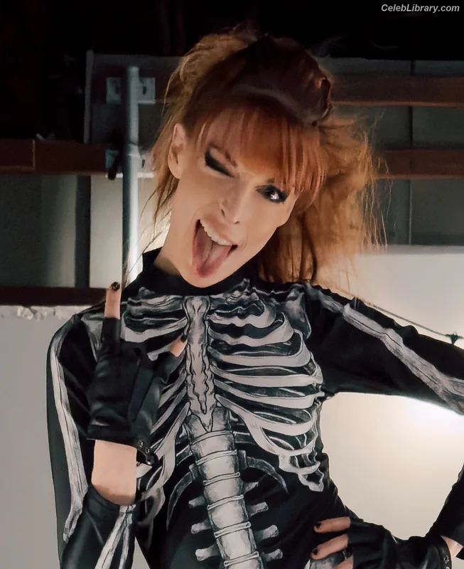 Lisa Foiles photo 2 of 708