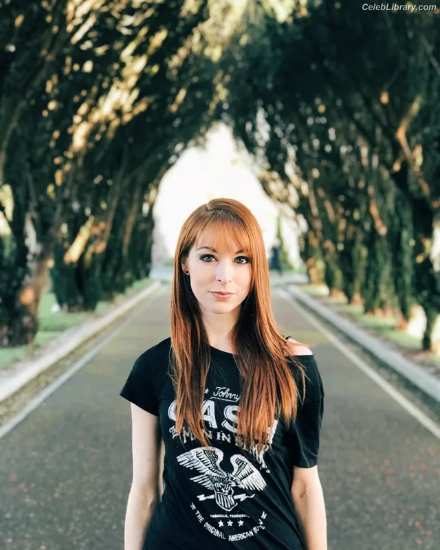 Lisa Foiles photo 21 of 708