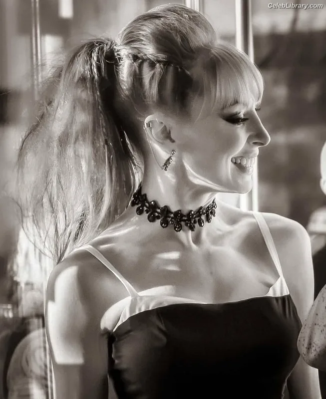 Lisa Foiles photo 11 of 708