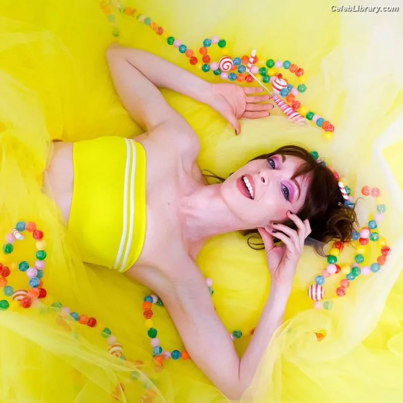 Lisa Foiles photo 13 of 708