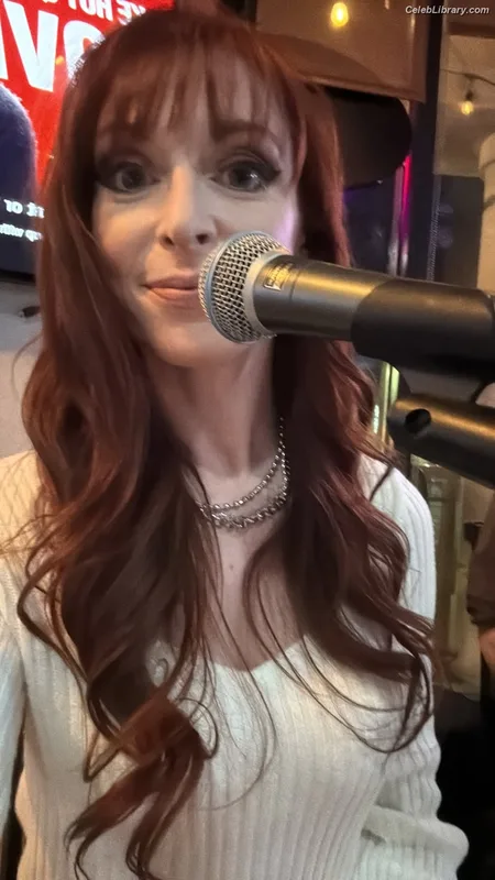 Lisa Foiles photo 3 of 708